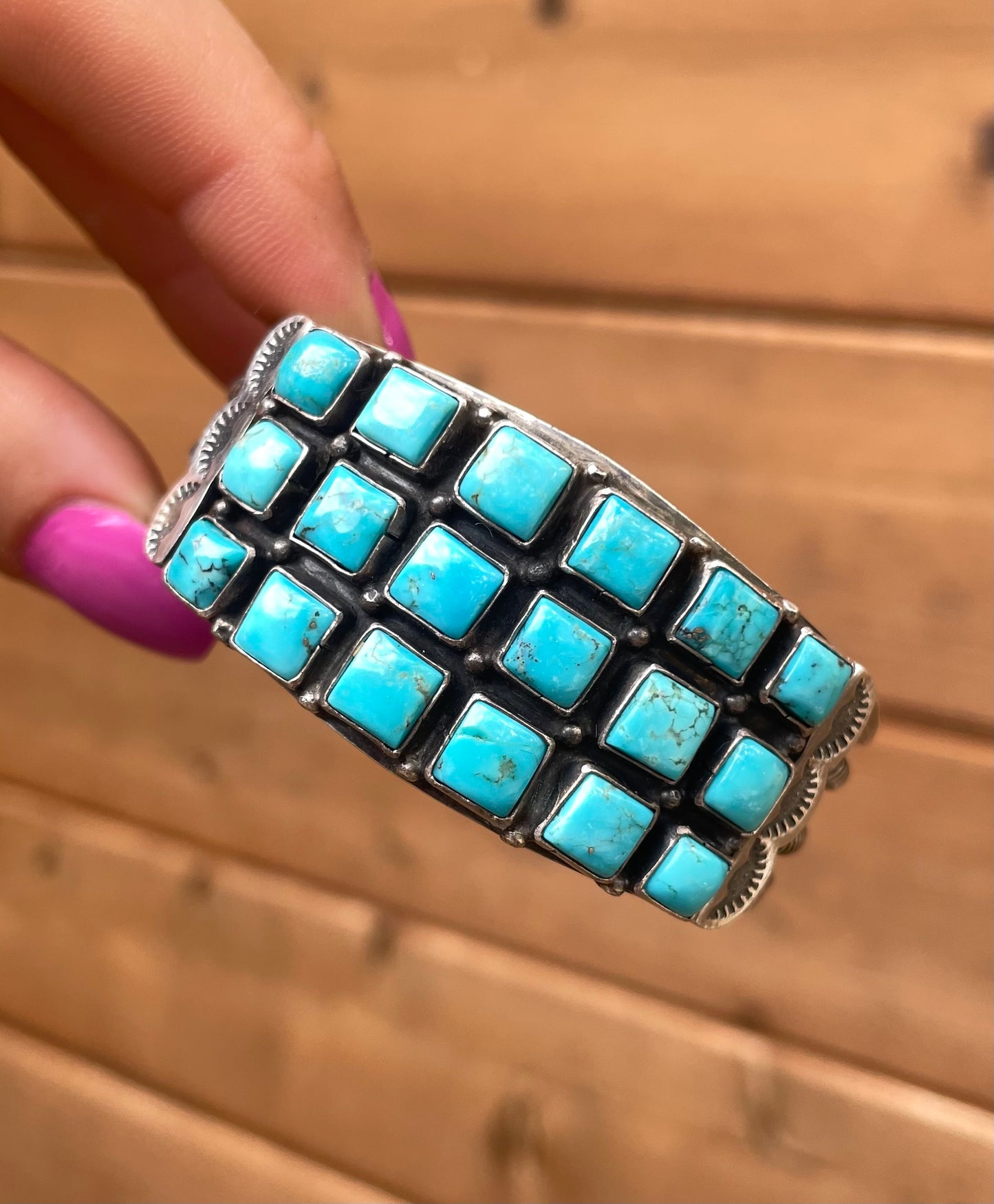 High quality 18 square stone cuff